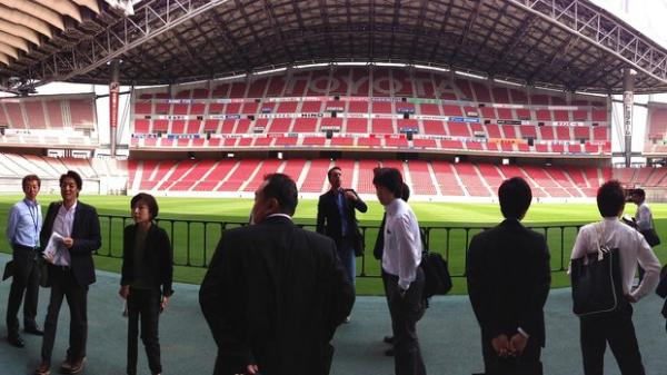 Corintianos e comiss&atilde;o visitam est&aacute;dio de Toyota(Imagem: MItsuo Kawasaki / TV Globo)