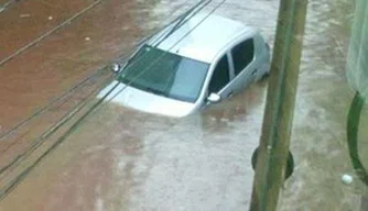 Correnteza arrastou carro na região central