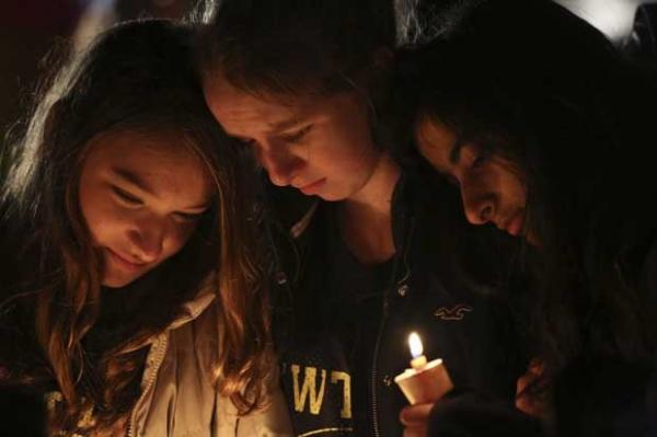 Crianças partiicpam neste domingo (16) de homenagem às vítimas do massacre na escola Sandy Hook, em Newtown, Connecticut(Imagem:Reprodução)