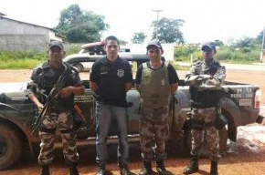 Delegado e policiais militares de Corrente