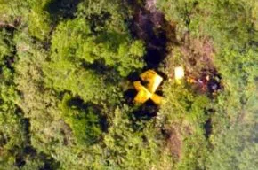 Destroços de monomotor foram encontrados em meio à mata.