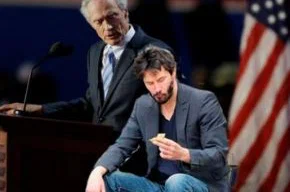 Em uma das montagens, o ator Keanu Reeves está sentado na cadeira