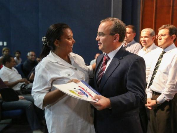 Entrega de t&iacute;tulos de posse.(Imagem:Divulga&ccedil;&atilde;o)