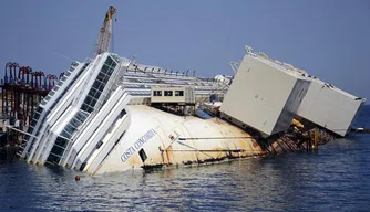 Equipes montam estrutura para retirada do Costa Concordia