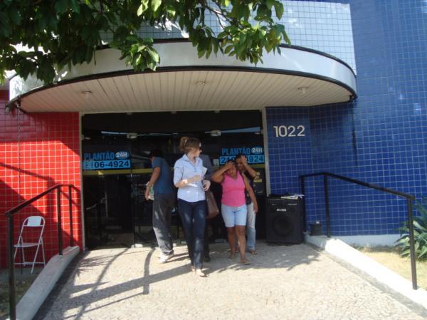 Essa mulher de blusa vermelha é dona Maria Borges, uma das candidatas, analfabeta, quando deixava na tarde do dia 30 de agosto de 2012, a Superintendência da Polícia Federal(Imagem:Reprodução)