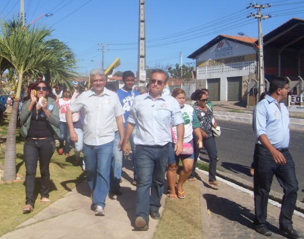 Firmino Filho e Ronney Lustosa fazem caminhada no bairro Pi&ccedil;arreira(Imagem:Divulga&ccedil;&atilde;o)
