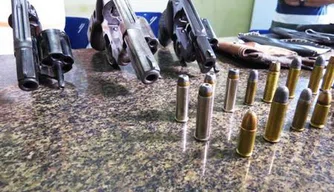 Foi encontrado armas e munições