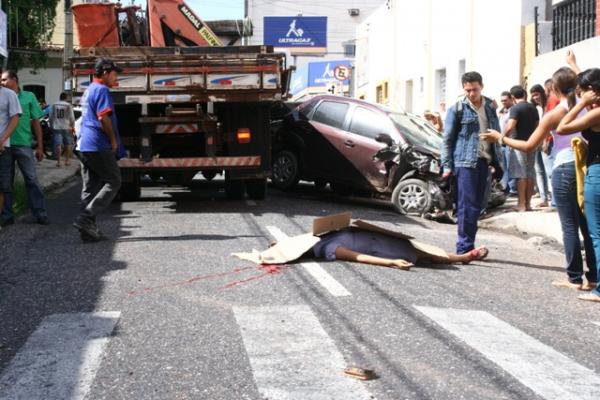 Gincho do carro da eletrobrás solta e arremessa mulher(Imagem:Reprodução)