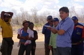 Gláuber Silva reunido com catadores de material reciclável.