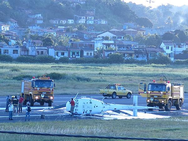 Helic&oacute;ptero com tr&ecirc;s ocupantes caiu no Aeroporto de Ilh&eacute;us .(Imagem:Reprodu&ccedil;&atilde;o)
