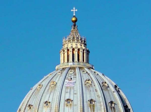 Homem burlou a segurança e dormiu no domo da Basílica de São Pedro(Imagem:AP)