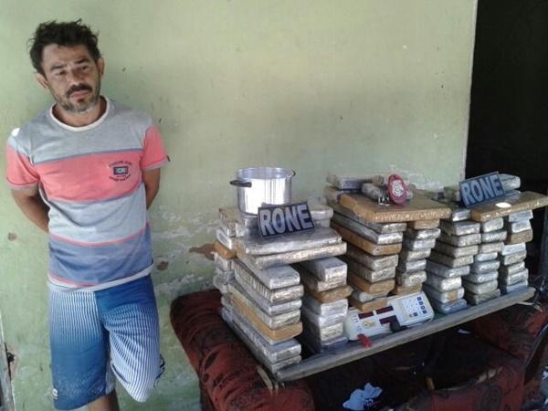 Homem é preso com 80kg de maconha(Imagem:Divulgação/PM)