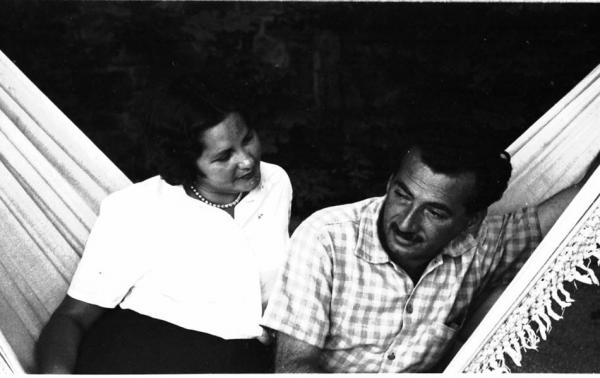 Jorge Amado e Z&eacute;lia Gattai na Tchecoslov&aacute;quia (Imagem:Z&eacute;lia Gattai/Acervo Fotogr&aacute;fico Z&eacute;llia Gattai)