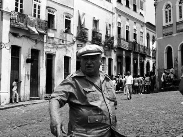 Jorge Amado no Pelourinho, Centro Hist&oacute;rico de Salvador (Imagem:Z&eacute;lia Gattai/Acervo Fotogr&aacute;fico Z&eacute;llia Gattai)