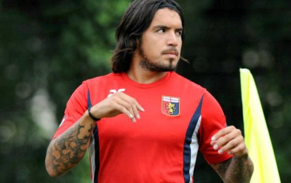 Juan Vargas já treinou com o uniforme do Genoa(Imagem:Reprodução)