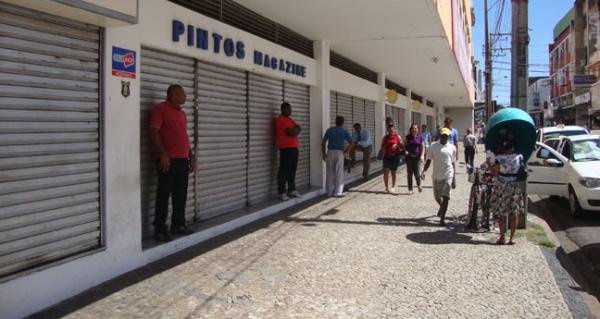 Lojas do centro comercial da cidade podem também acatar o ponto facultativo temendo insegurança