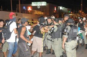 Manifestantes em atrito com policiais.