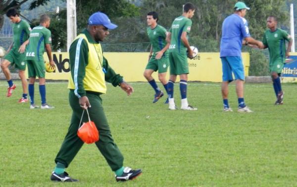 Marcelo Prates e juniores do Uberlândia durante treino(Imagem:Reprodução)