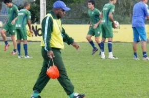 Marcelo Prates e juniores do Uberlândia durante treino