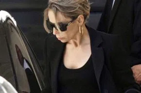 Marina Berlusconi deixa a casa do pai, em 3 de agosto