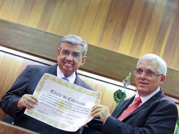 Ministro recebe t&iacute;tulo de cidadania das m&atilde;os do deputado Them&iacute;stocles Filho(Imagem:Caio Bruno)