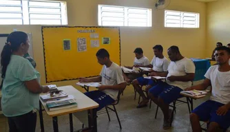 Momento em sala de aula na Penitenciária Irmão Guido