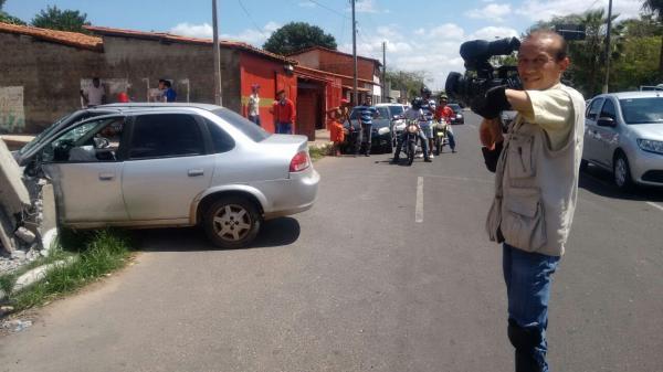 Momento que houve a colisão do carro no poste de energia elétrica(Imagem:Reprodução)