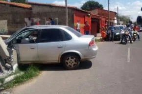 Momento que houve a colisão do carro no poste de energia elétrica