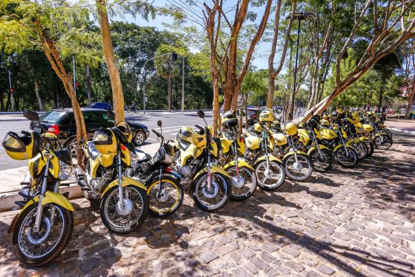 Mototaxistas fazem protestos na frente da Câmara dos vereadores(Imagem:Reprodução)