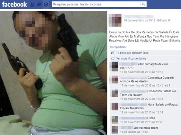 Mulher aparece segurando duas armas(Imagem:Reprodução/Facebook)