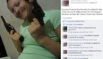 Mulher aparece segurando duas armas