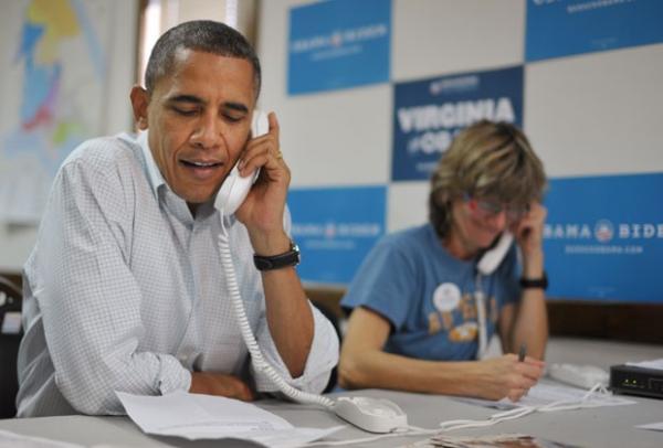 O presidente OBama fala com voluntários de sua campanha ao telefone neste domingo (14) (Imagem:Mandel Ngam/AFP)