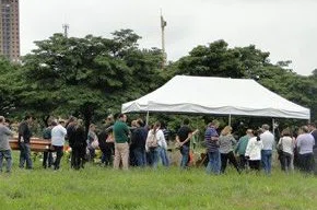 Parentes e amigos se despedem de Rita de Cássia nesta sexta-feira (11).