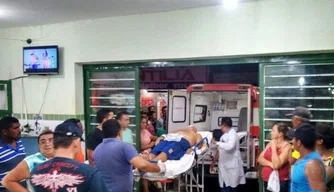 Policial é levado para hospital para atendimento médico