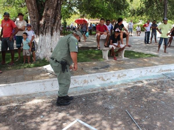 Policial mostra estrago feito pela detonação de dinamites na agência bancária(Imagem:Reprodução)