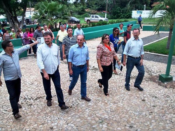 Pol&iacute;ticos prestigiam a festa na cidade de Coivaras.(Imagem:Divulga&ccedil;&atilde;o)