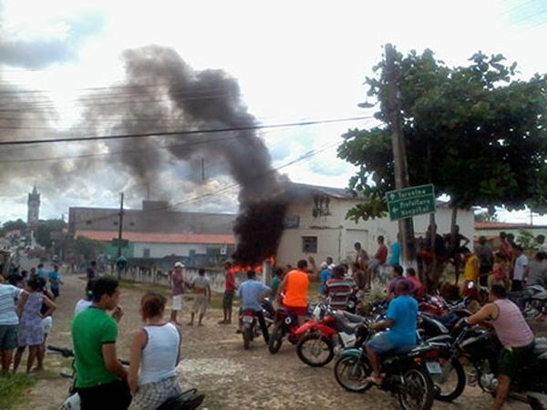 Populares incendiarem o posto da Eletrobrás em Palmeirais.(Imagem:Reprodução)