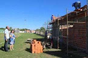 Prefeita acompanha obras de estádio de futebol em Altos