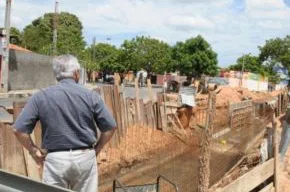 Prefeito vistoria praça e galeria na zona Norte