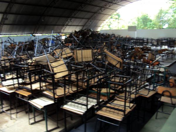 Quadra de esportes virou dep&oacute;sito de tralhas da Prefeitura(Imagem:Reprodu&ccedil;&atilde;o)