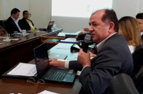 Secretário de Saúde, Ernani Maia, apresenta metas durante reunião