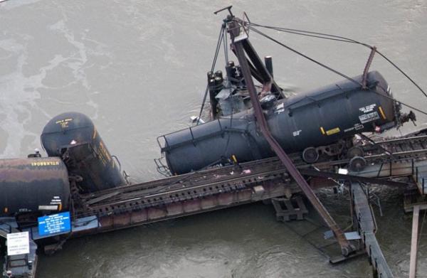 Sete vagões descarrilaram e três caíram de ponte(Imagem:Reprodução)