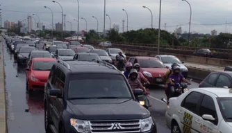 Trãnsito lento na Avenida Frei Serafim em Teresina.