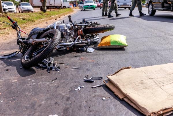 Um oficial da Polícia Militar, identificado apenas como sargento Clóvis, sofreu um grave acidente de trânsito no início da manhã desta segunda-feira (29), na BR 343, zona sudeste d(Imagem:Lucas Dias)