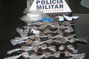 uspeito também estava com buchas de cocaína.