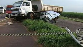 Veículo ficou destruído no Distrito Industrial III