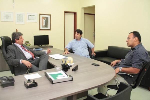 Vice-governador com ex-prefeito do munic&iacute;pio de Parnagu&aacute;, C&acirc;ndido Junior (PTB) e Andr&eacute; Nogueira (PP)(Imagem:Marcelo Cardoso)