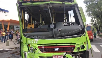 Vídeo mostra colisão entre ônibus na Avenida Frei Serafim