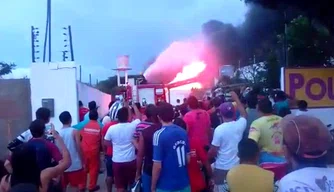 Van e micro-ônibus pegam fogo em Parnaíba