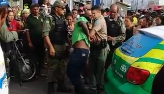 Polícia prende "cobrador disfarçado" em ônibus